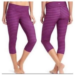 ATHLETA Chaturanga Capri Leggings Stripped